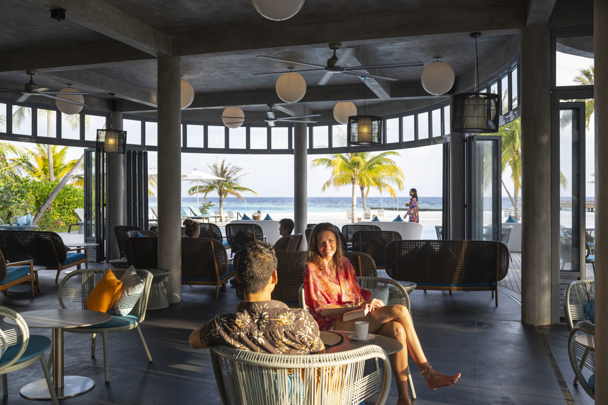 Edgewater Bar - Outrigger Maldives