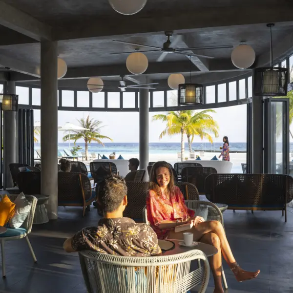 Edgewater Bar - Outrigger Maldives