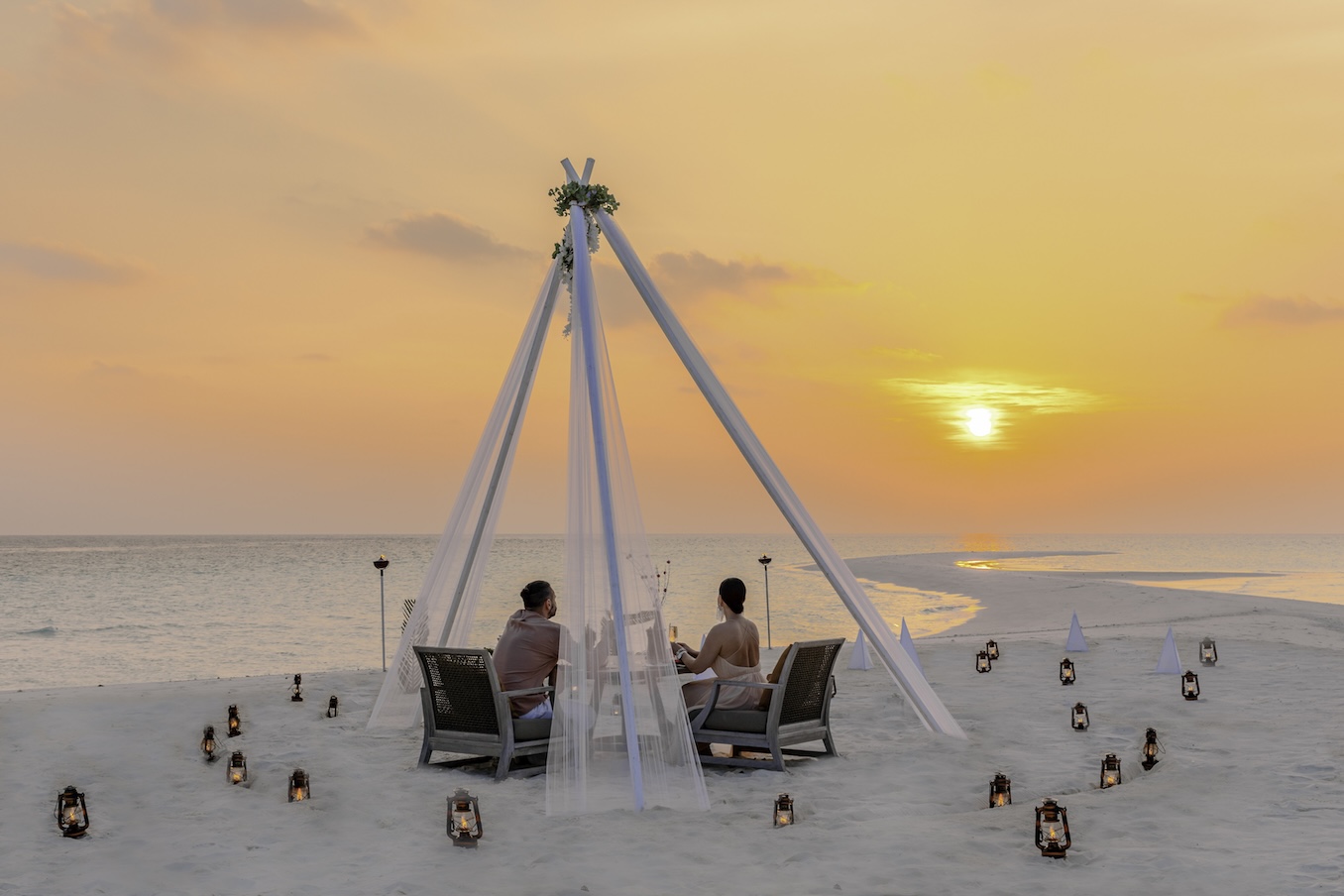 Sandbank Dining at Vakkaru Maldives