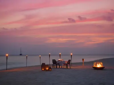Kandolhu Maldives - Dining by the Beach