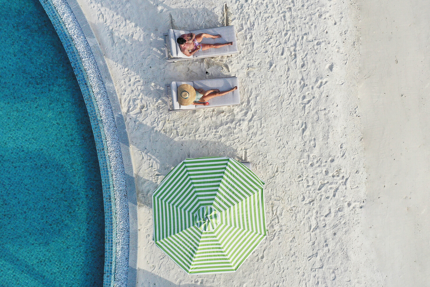 Couple Velaa Bar Aerial - Le Méridien Maldives Resort & Spa