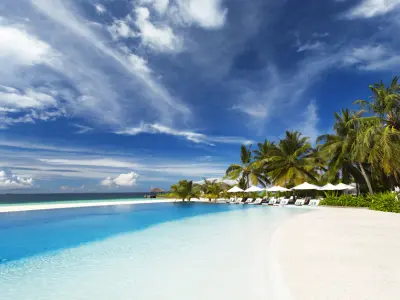 Niva Velassaru Maldives Infinity Pool