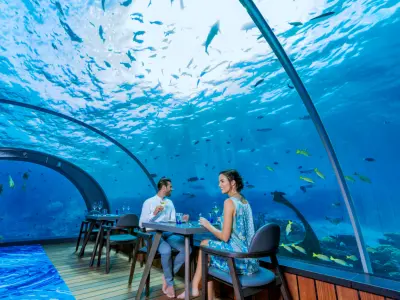 Hurawalhi Island Resort 5.8 Underwater Restaurant Couple