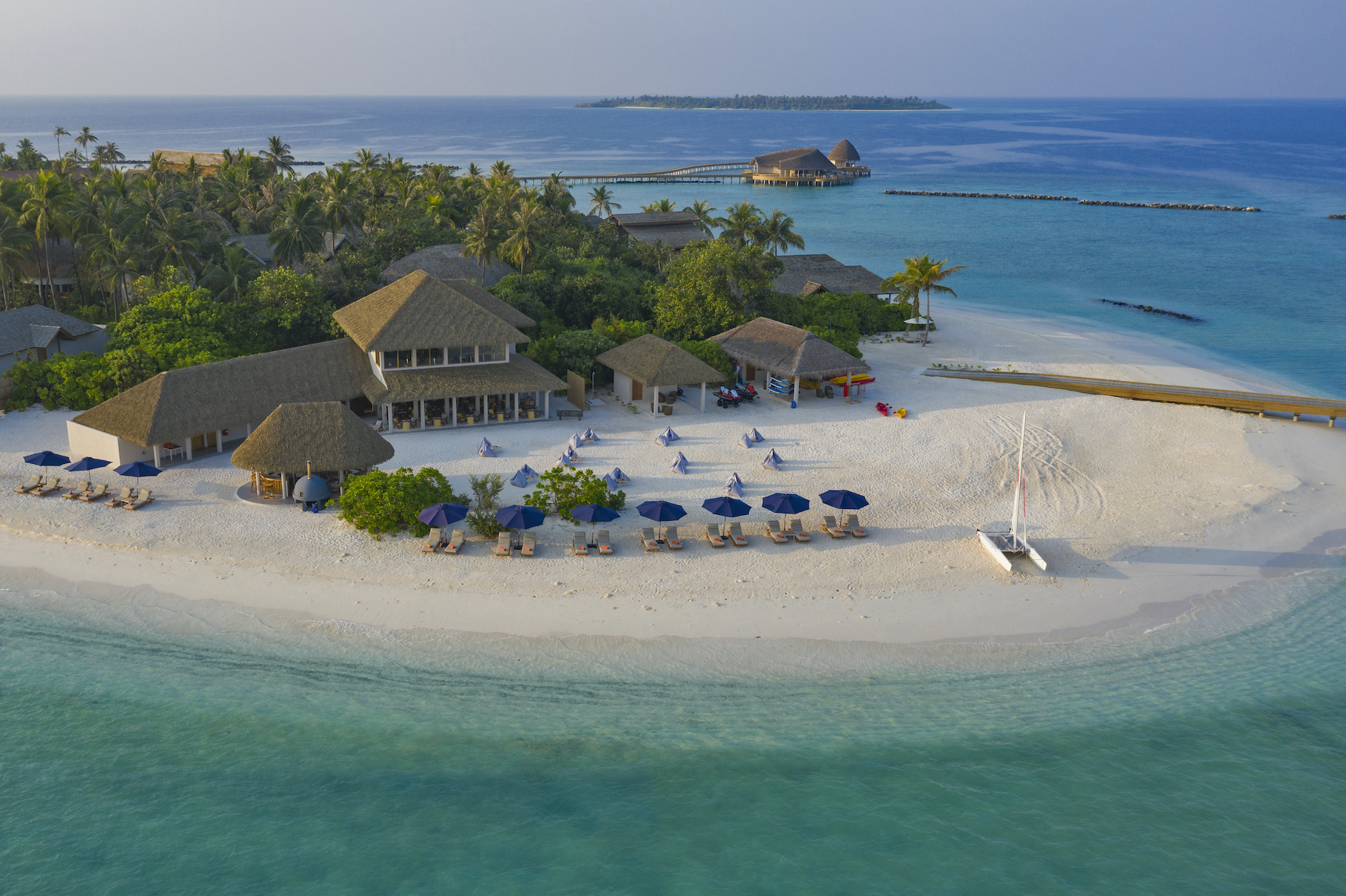 Beach Club Grill Emerald Faarufushi Resort and Spa