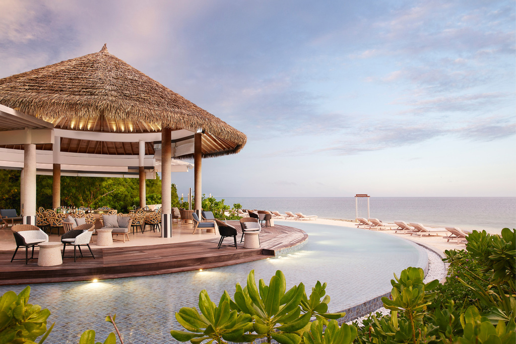 Riviera Bar - Le Meridien Maldives Resort and Spa