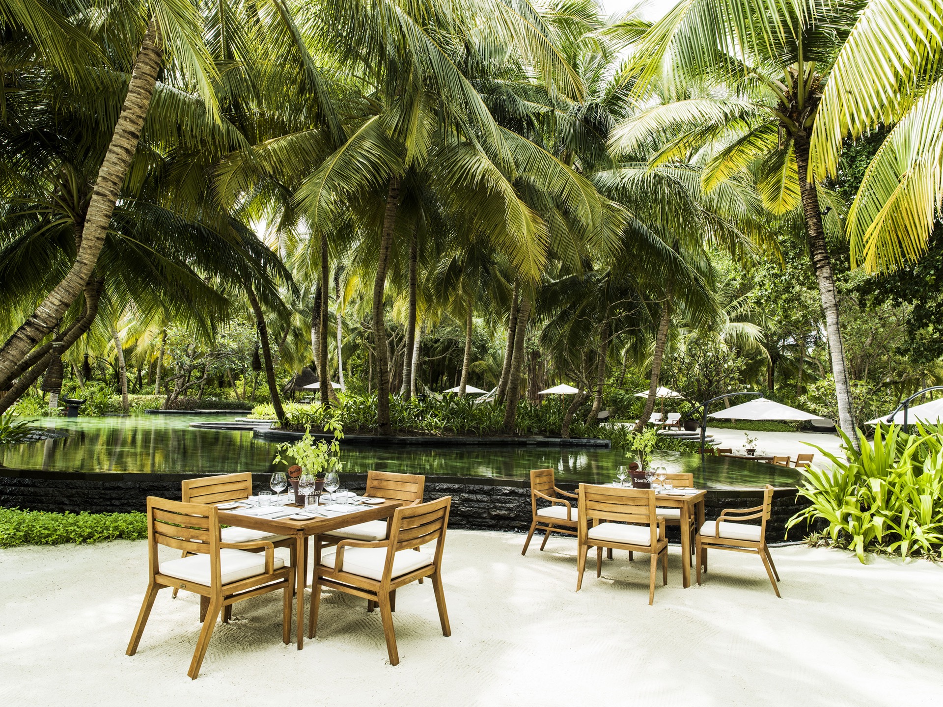 One & Only Reethi Rah - Rah Bar - Poolside Dining Area