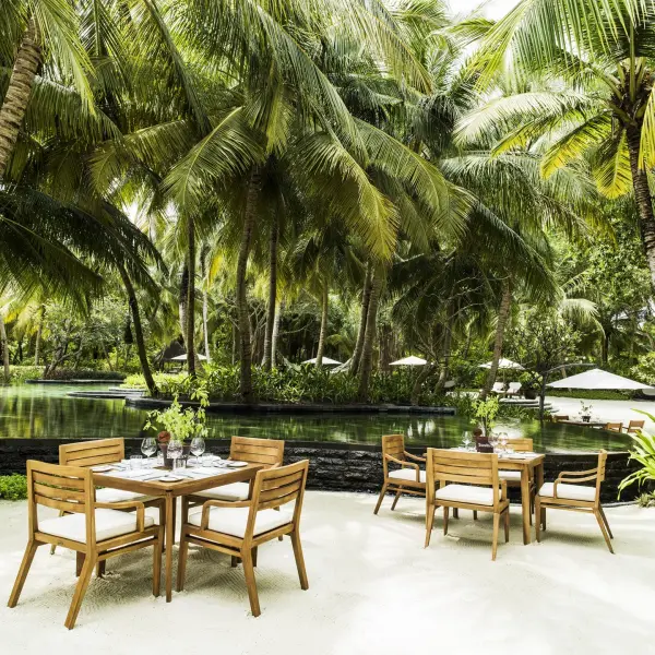 One & Only Reethi Rah - Rah Bar - Poolside Dining Area