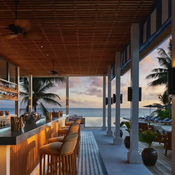 Raffles Maldives Meradhoo Long Bar